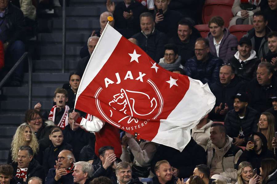 Ajax verlengt het contract van talentvolle doelman Setford tot 2027