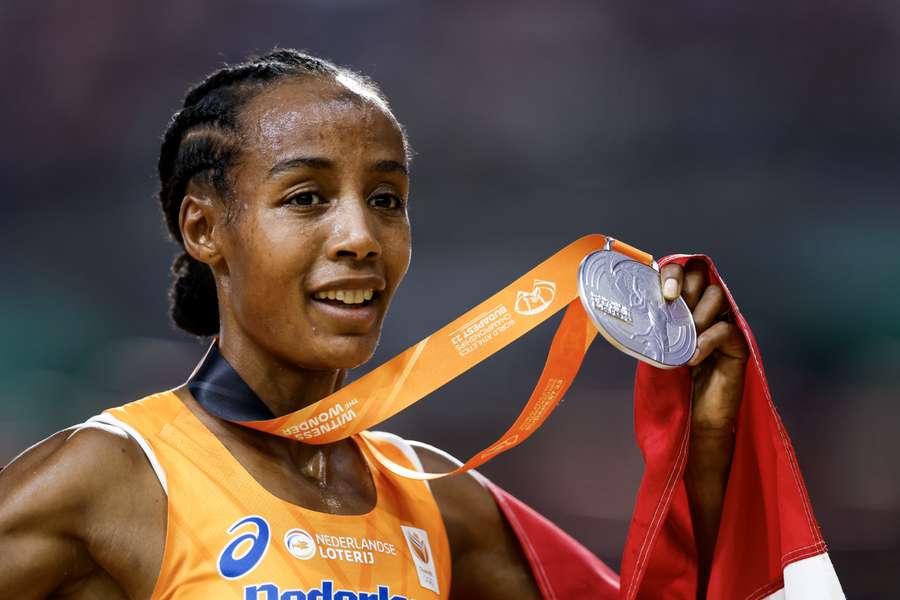 Sifan Hassan na het behalen van de zilveren medaille op de finale 5000m