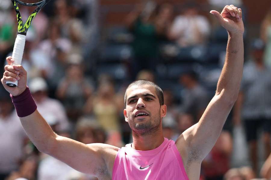 Alcaraz supera problema físico, vence Darderi com pneu e vai às oitavas do US Open