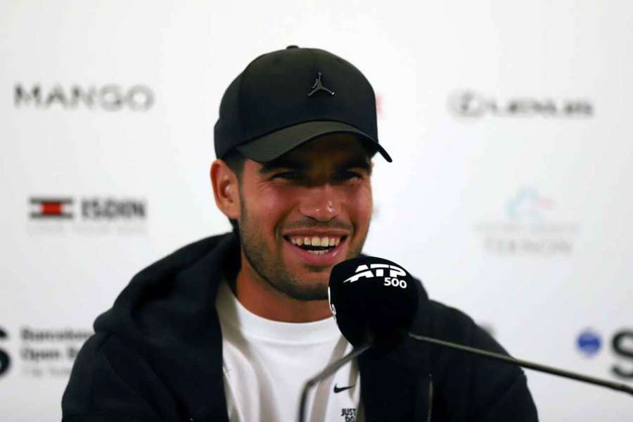 Alcaraz na tiskové konferenci v Barceloně. Alcaraz na tiskové konferenci v Barceloně.