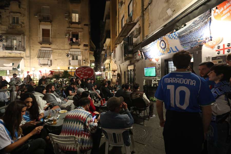 Tifosi del Napoli guardano la partita per strada Tifosi del Napoli guardano la partita per strada
