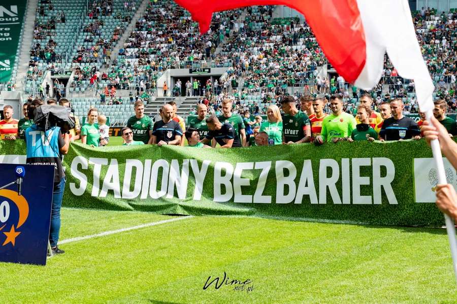 Fani z KKN Śląsk Wrocław z zawodnikami przy okazji meczu Śląsk-Jagiellonia