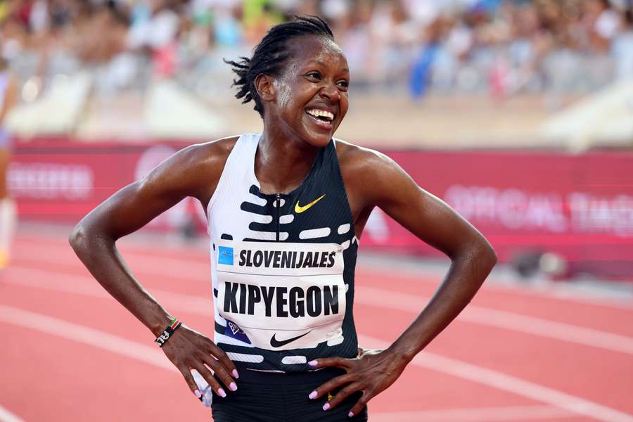 Faith Kipyegon reage depois de bater o recorde mundial e vencer a prova feminina de uma milha