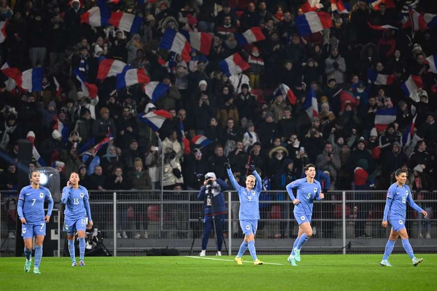 Les Bleues en pleine célébration lors de leur dernier match.