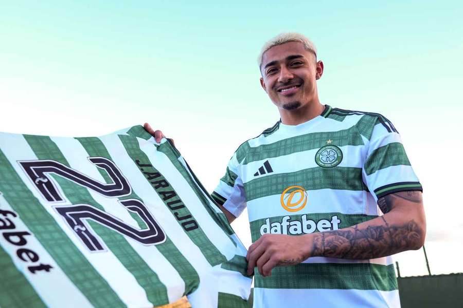 Julián Araujo oficializado no Celtic