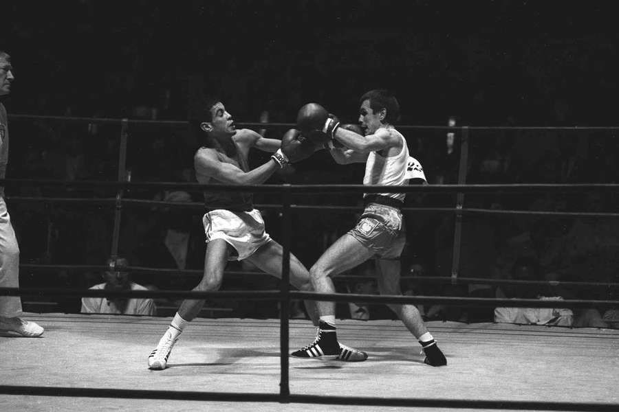 Hubert Skrzypczak (z prawej) z Polski i Tahar Asiz z Maroka wymieniają ciosy podczas IO w 1968 roku. Polak wygrał walkę na punkty.