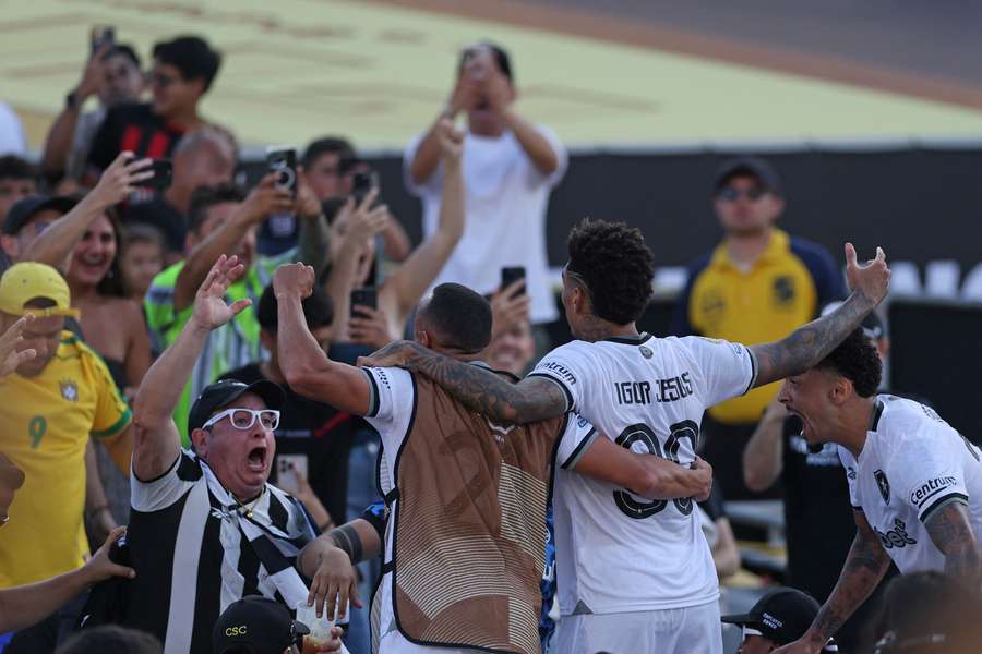 La festa dei giocatori del Botafogo dopo il gol