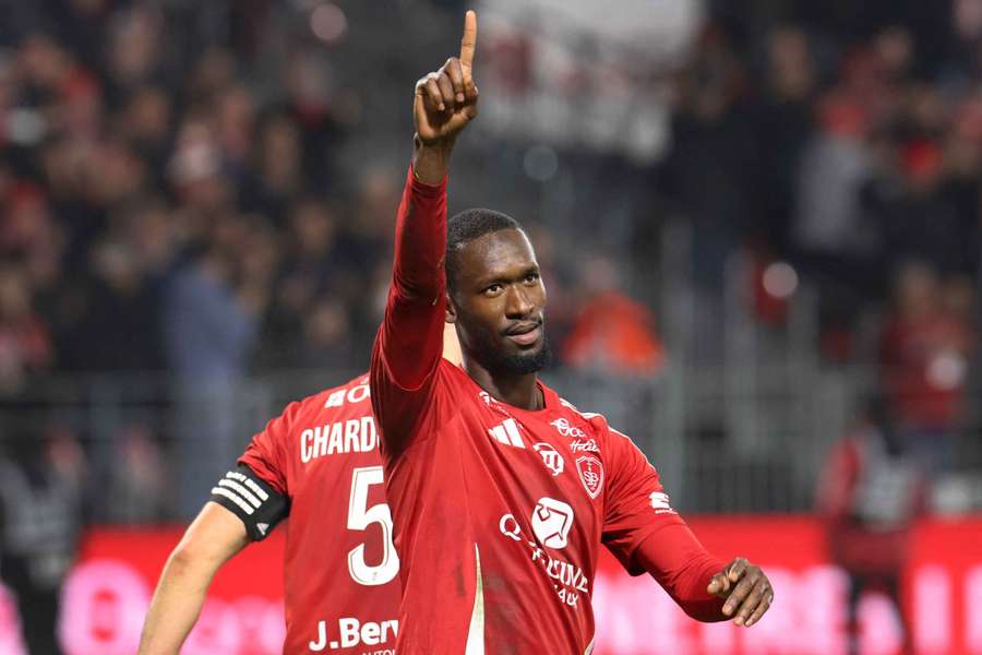 El senegalés del Brest Abdallah Sima marcó un doblete en la victoria
