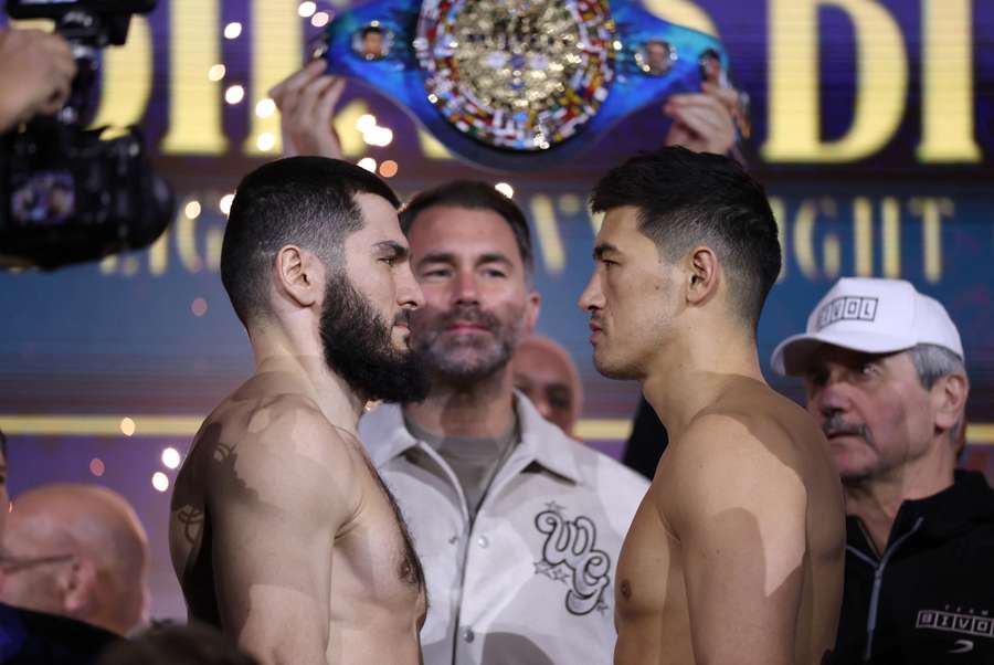 Artur Beterbiev et Dmitry Bivol lors de la pesée de vendredi