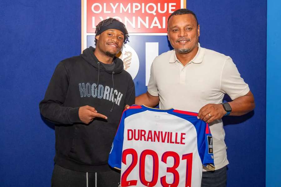 Julien Duranville firma por el OL hasta 2031 Julien Duranville firma por el OL hasta 2031
