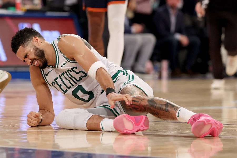 Jayson Tatum, jugador de los Celtics, doliéndose 