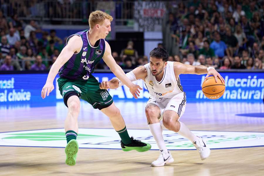 Facundo Campazzo ante Alberto Díaz en el partido del domingo en Málaga
