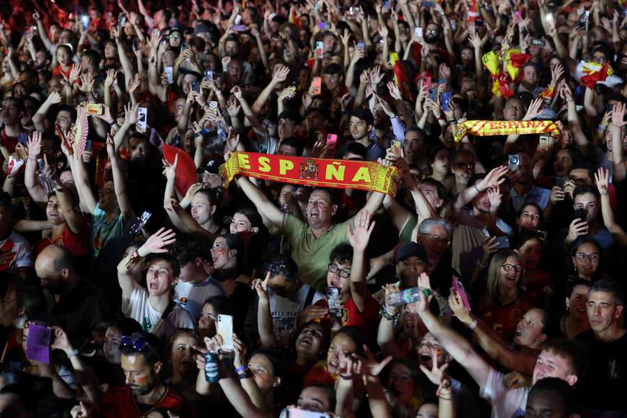 Os adeptos espanhóis festejam conquista do Mundial