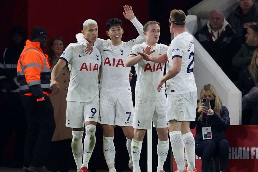 Tottenham få igen mand vist ud, men vinder og holder fast i toppen