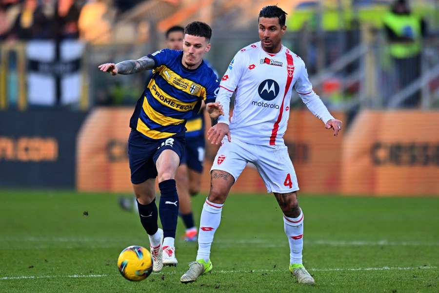 Szalony mecz w Parmie. Gol Valentiego w ostatniej minucie zapewnia wygraną, grał Benedyczak
