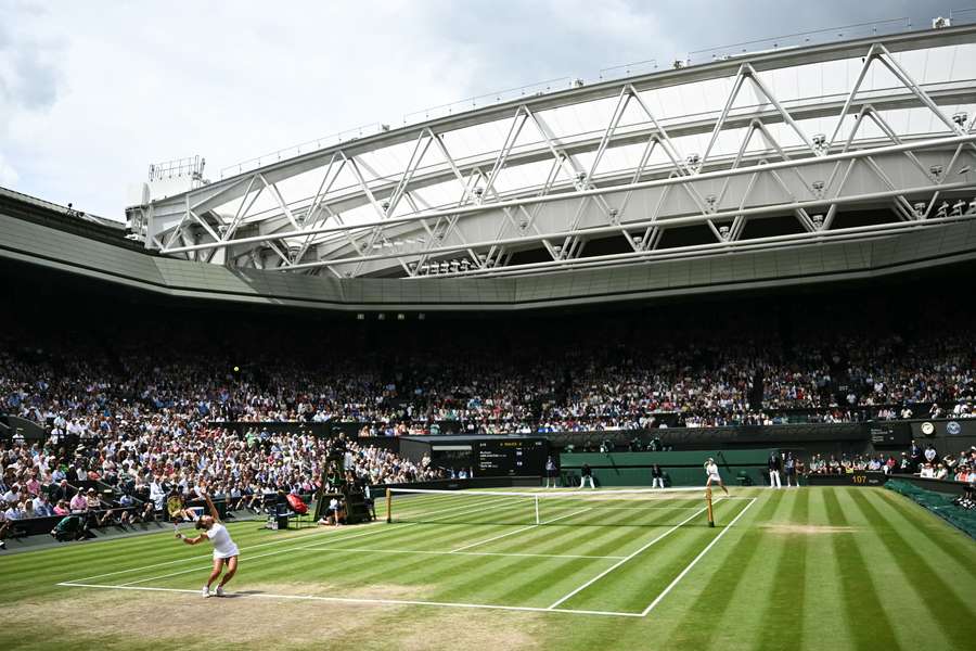 Il campo centrale di Wimbledon durante la finale femminile dell'anno scorso tra Jasmine Paolini e Barbora Krejcikova