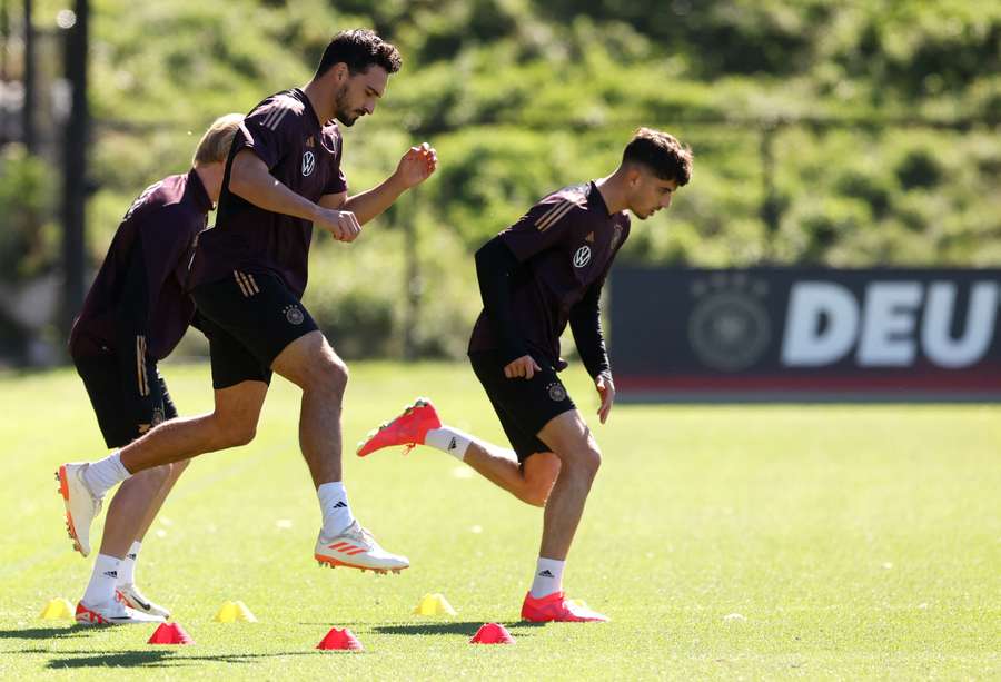 Mats Hummels in actie tijdens een trainingssessie met het Duitse nationale elftal op 13 oktober