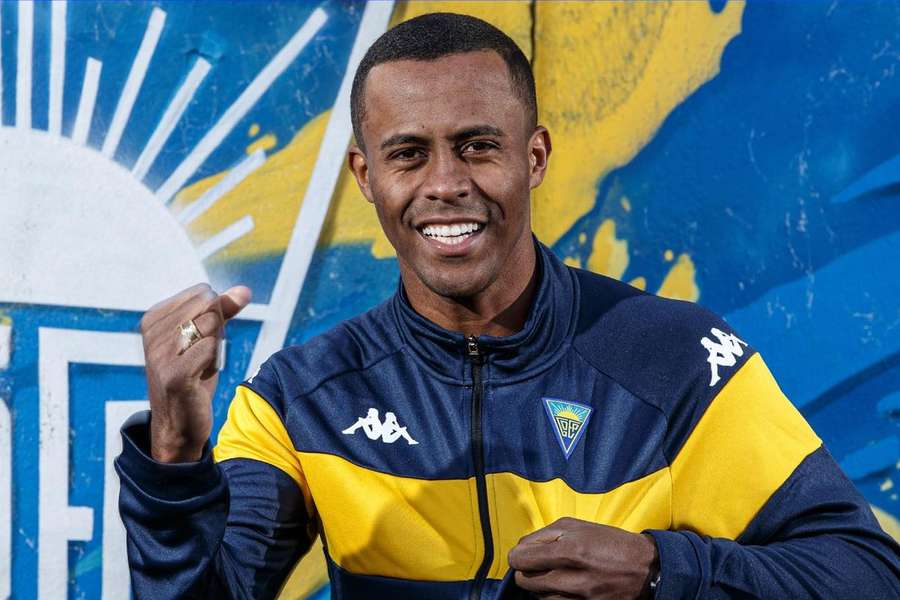 Carlos Eduardo com as cores do novo clube