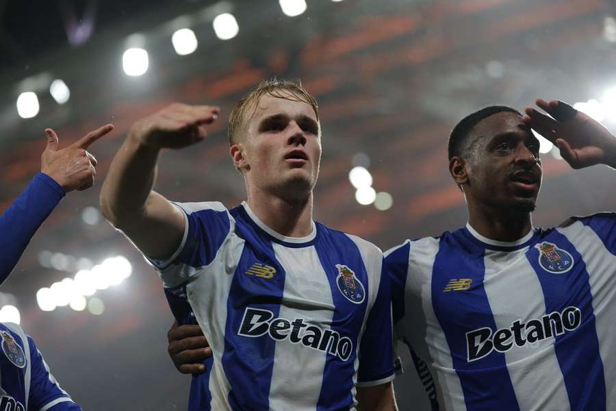 Froholdt feteja com Pablo Rosário no FC Porto Froholdt feteja com Pablo Rosário no FC Porto