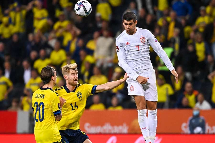 Álvaro Morata, ante Kristoffer Olsson y Filip Helander en el Suecia-España de 2021