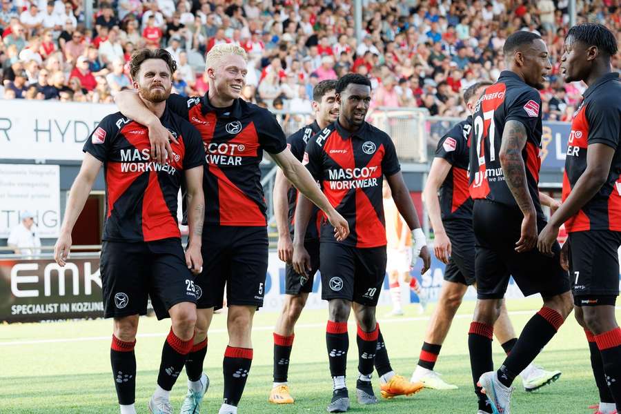 Almere City FC maakte in het vierde kwartier van de wedstrijd het verschil en promoveert naar de ERE