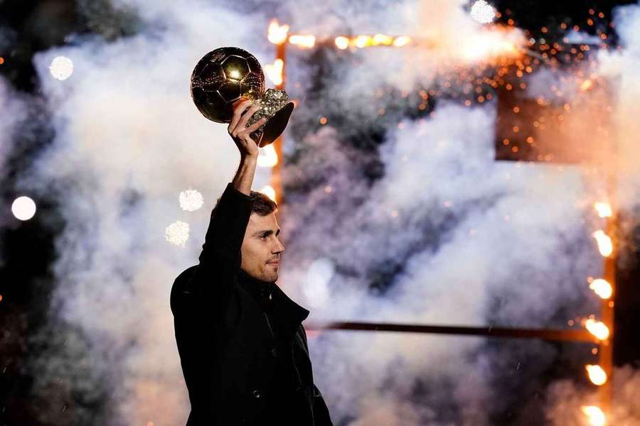 Rodri prezintă Balonul de Aur pe Etihad Stadium