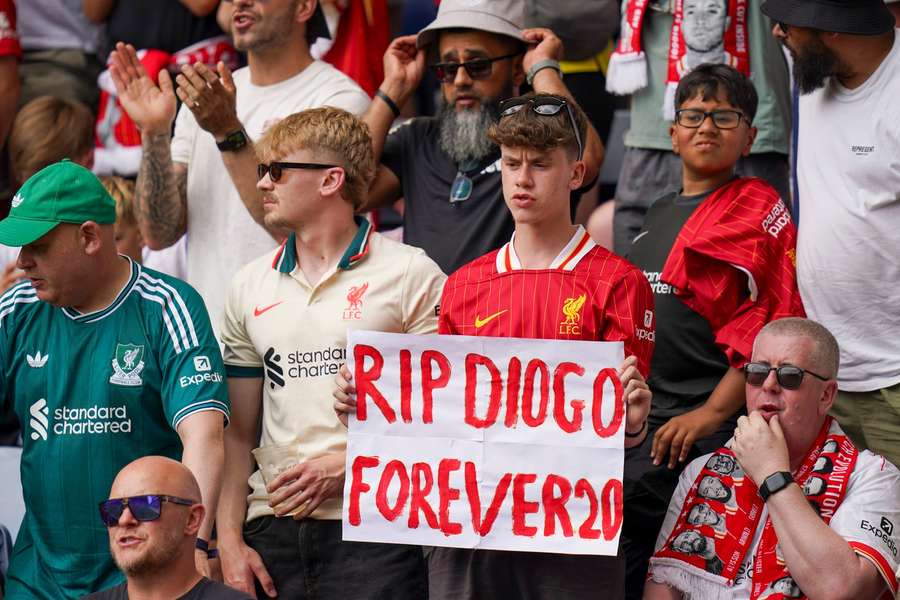 Liverpool-Fans gedenken Diogo Jota beim Testspiel gegen Preston North End. Liverpool-Fans gedenken Diogo Jota beim Testspiel gegen Preston North End.