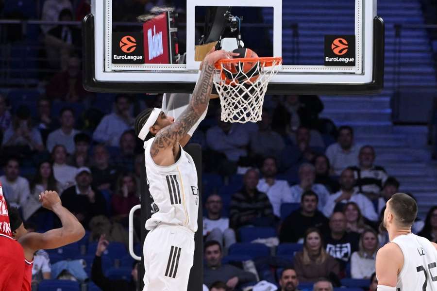 Chuma Okeke hace un mate en el Real Madrid-Olimpia Milano