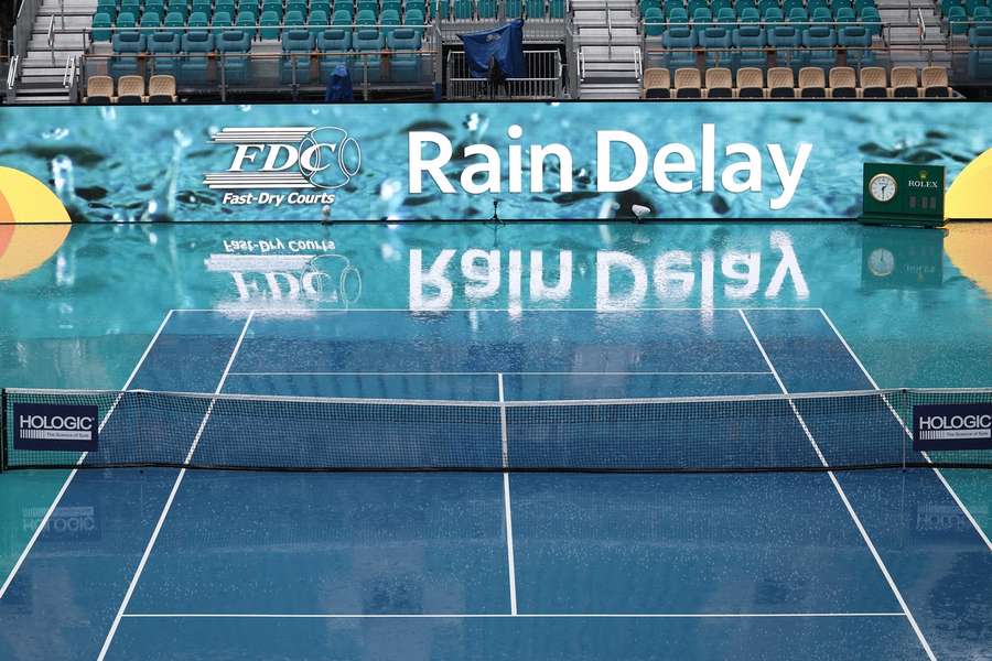 Středeční program v Miami narušuje déšť.