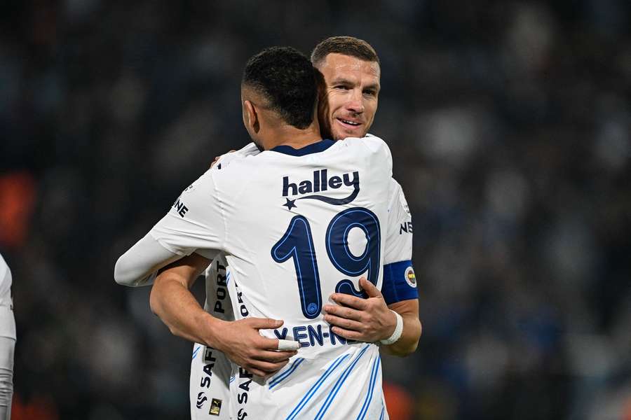 En-Nesyri and Dzeko celebrate