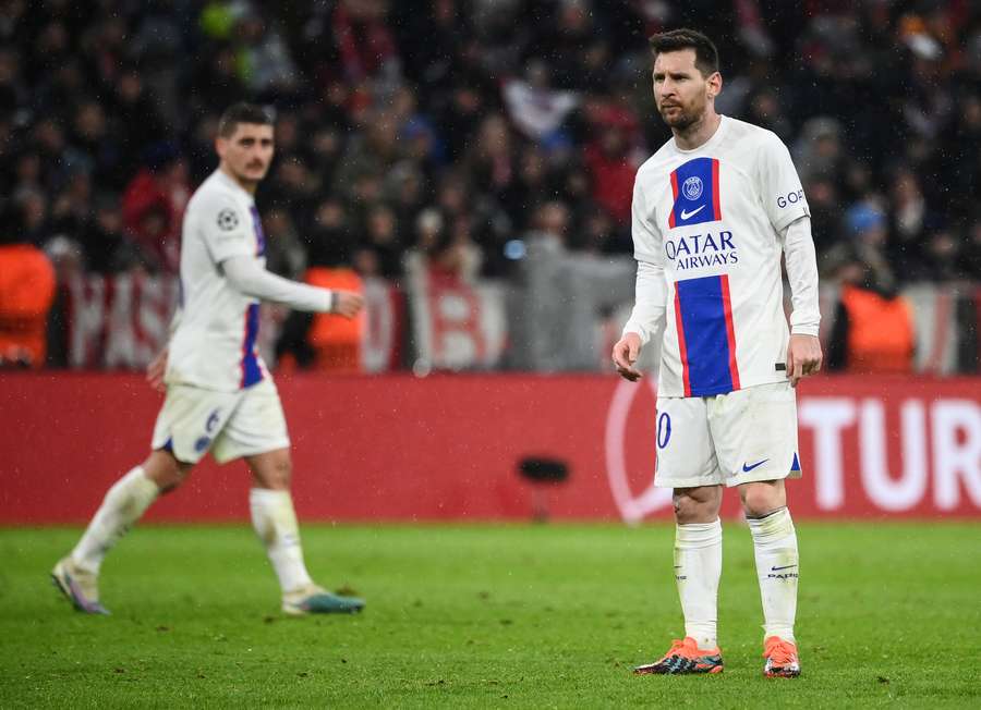 Messi se lamenta durante el Bayern - PSG con Verratti al fondo.