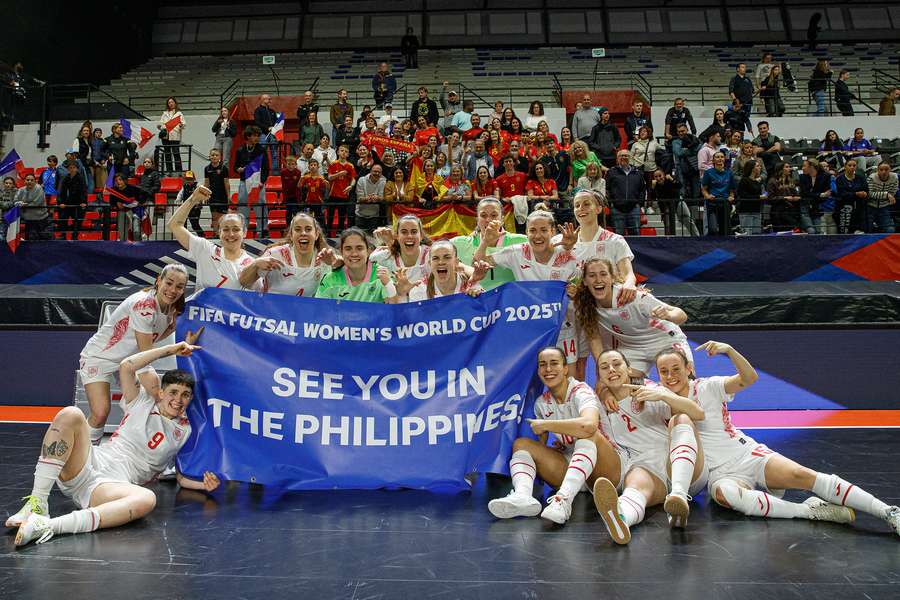 Las jugadoras de la selección, felices tras ganar a Francia 
