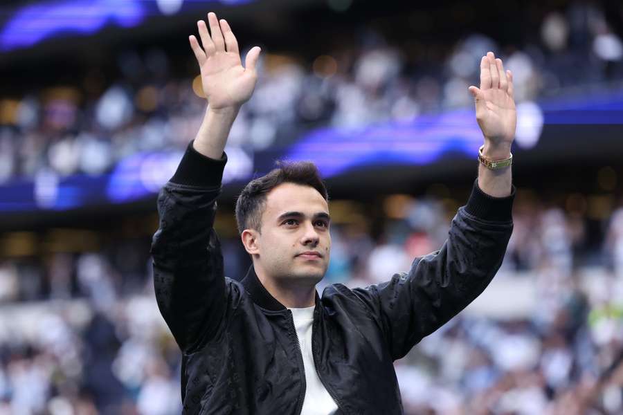 Sergio Reguilón, despidiéndose de los seguidores del Tottenham el pasado 25 de mayo