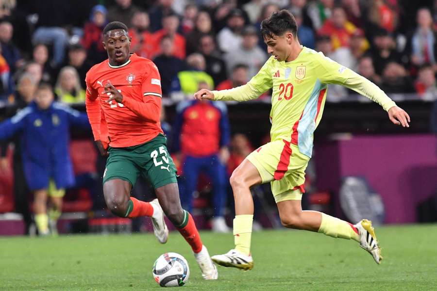 Pedri ante Nuno Mendes, en la final de la pasada Nations League