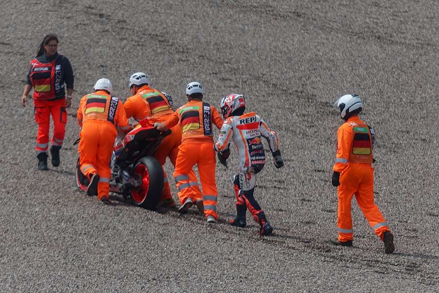 Márquez na één van zijn crashes in Duitsland