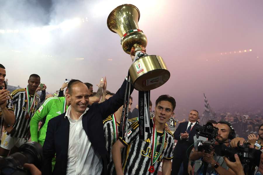 Massimiliano Allegri sărbătorește câștigarea Coppa Italia alături de jucătorii lui Juventus