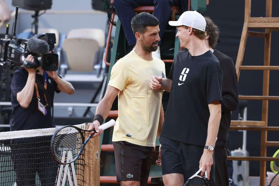 Novak Djokovič na archivním snímku s Jannikem Sinnerem. Novak Djokovič na archivním snímku s Jannikem Sinnerem.
