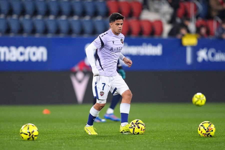 Roger Brugué calienta en el partido ante Osasuna Roger Brugué calienta en el partido ante Osasuna
