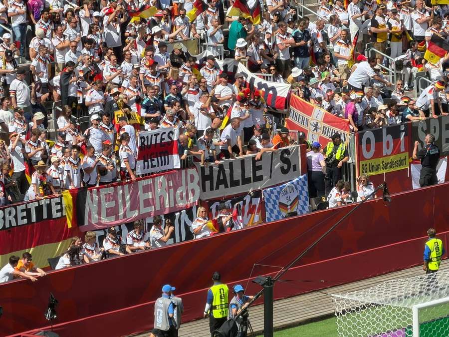 Fã-clube de Obi aparece representando em meio às bandeiras da torcida alemã