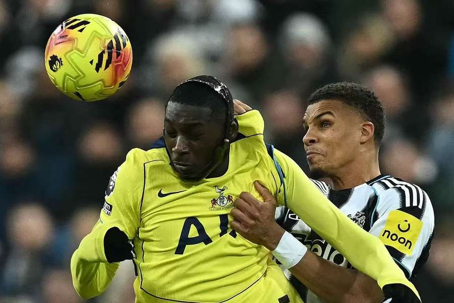 Newcastle e Tottenham empataram a dois golos