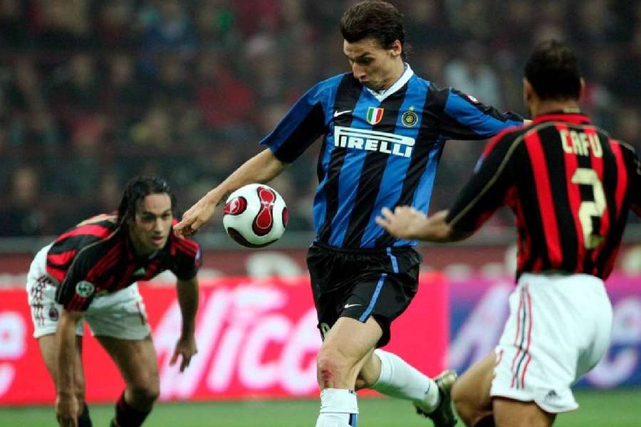 Ibrahimovic în 2006 împotriva lui AC Milan