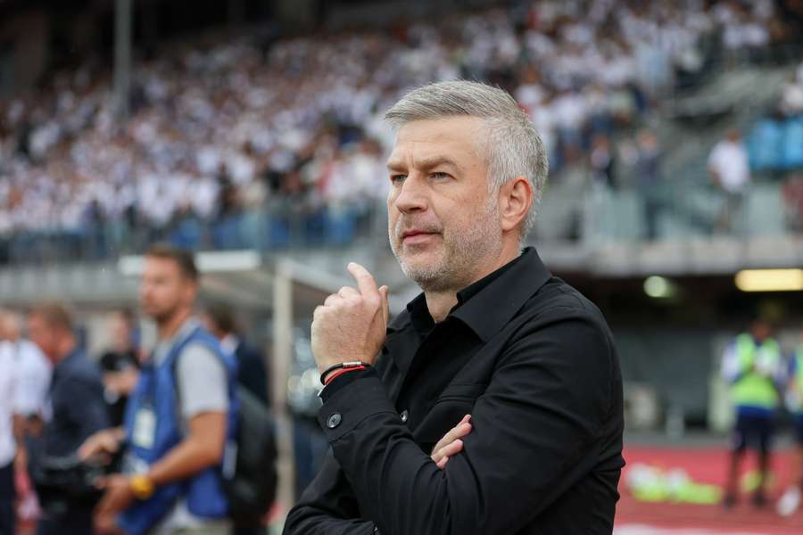 Trener Edward Iordanescu z Legii Warszawa podczas meczu el. Ligi Europy z Banikiem Ostrava.