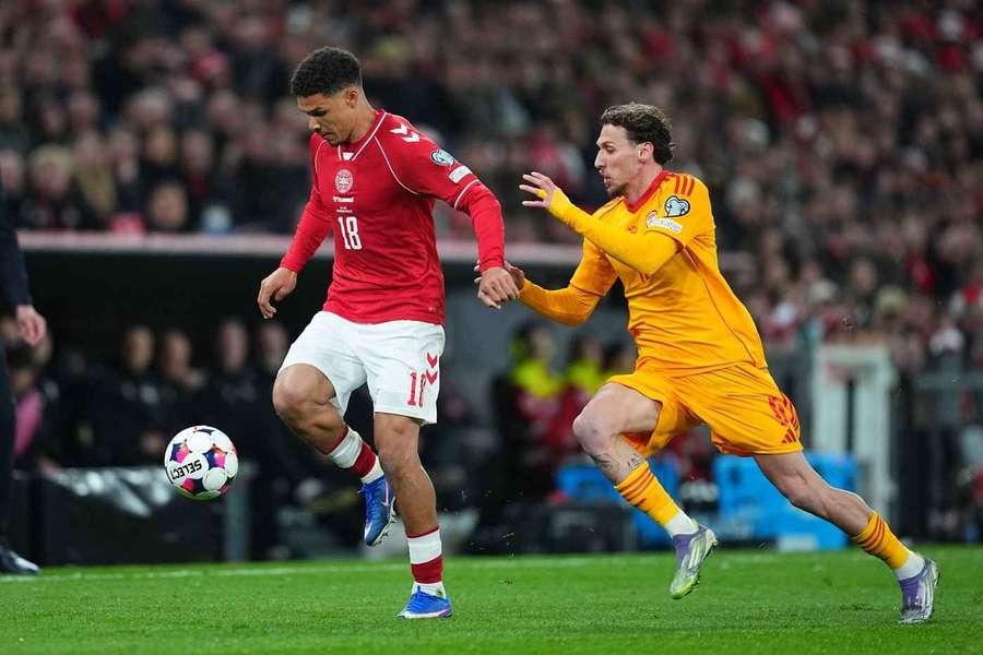 Alexander Bah (vlevo) v baráži proti Severní Makedonii. Alexander Bah (vlevo) v baráži proti Severní Makedonii.