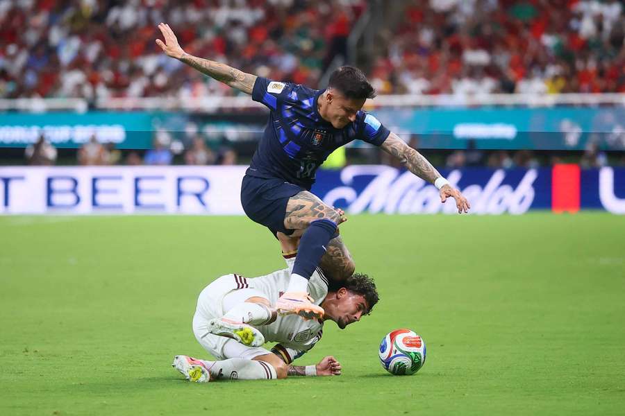 Yéremi Pino, en el momento de ser pisoteado y atropellado por Brian Rodríguez