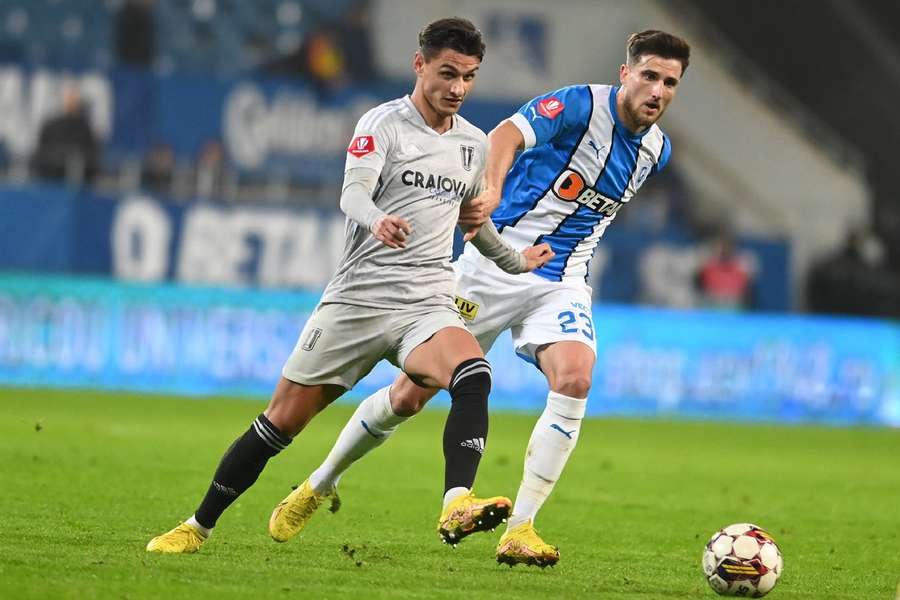 George Ganea în duel cu Cristian Căpățână (Universitatea Craiova) în Superliga.
