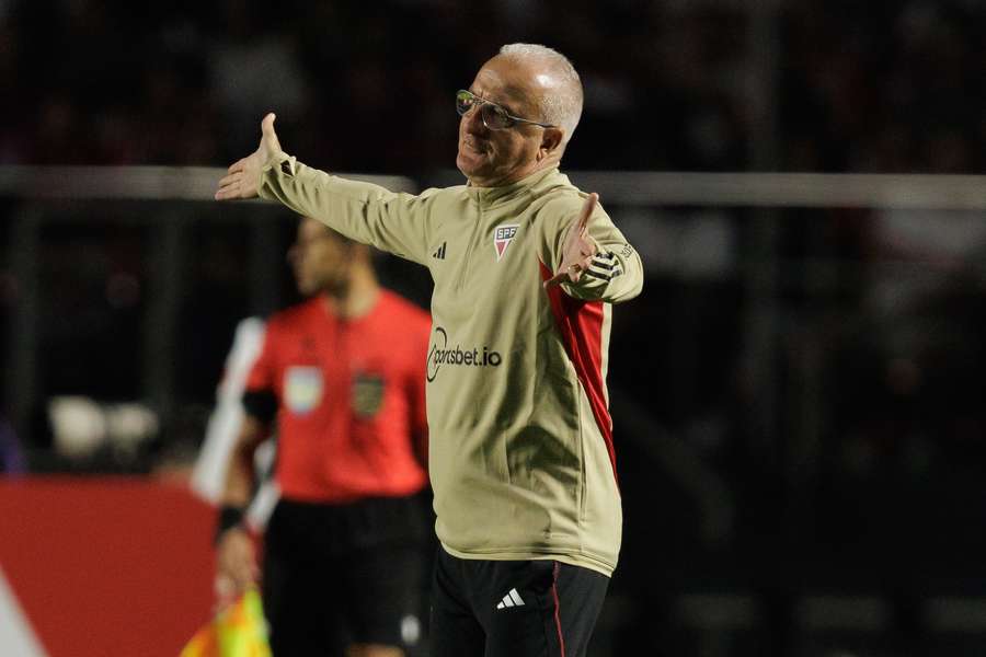 São Paulo-trainer Dorival Júnior langs de lijn tijdens een thuiswedstrijd Goias