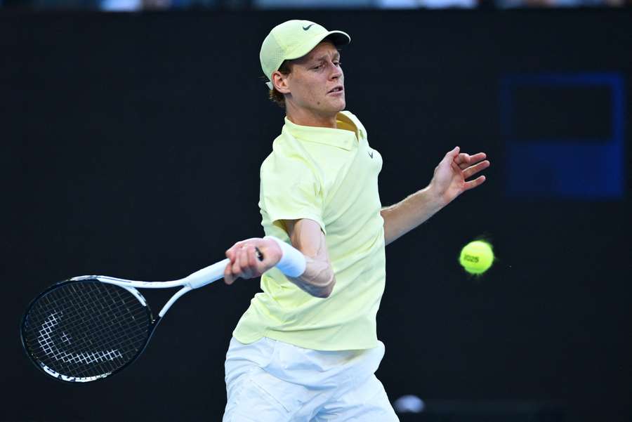 Jannik Sinner in azione contro Giron 