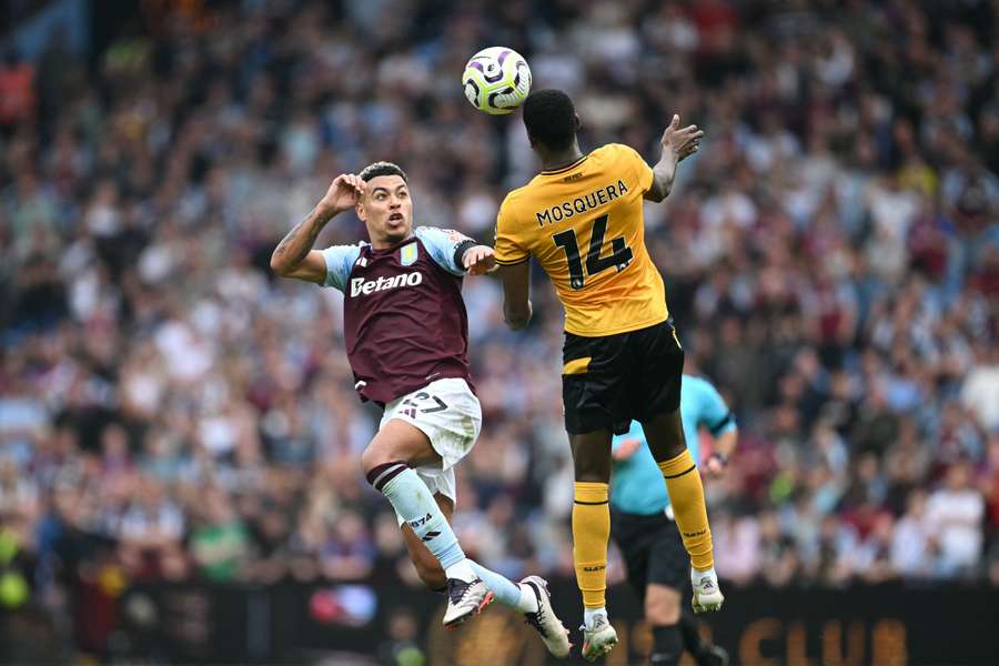 Yerson Mosquera em ação contra o Aston Villa