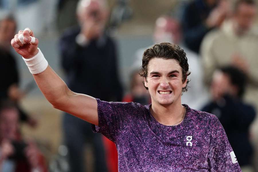 João Fonseca continua sua brilhante trajetória em Roland Garros