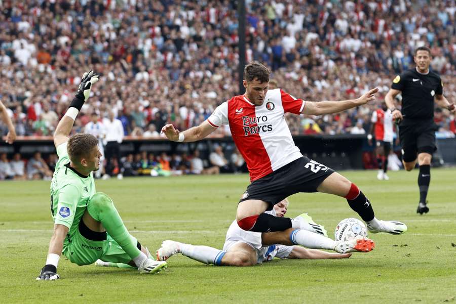 Andries Noppert (L) incasseerde de meeste tegentreffers van alle doelmannen uit de Eredivisie